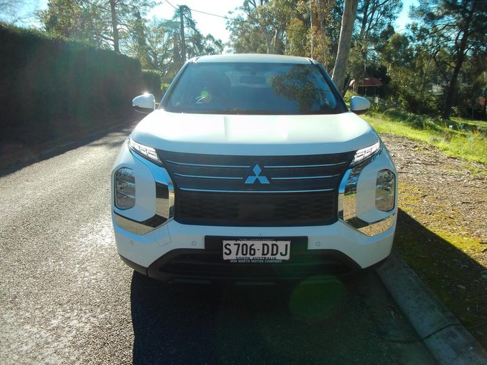 2024 Mitsubishi Outlander ES