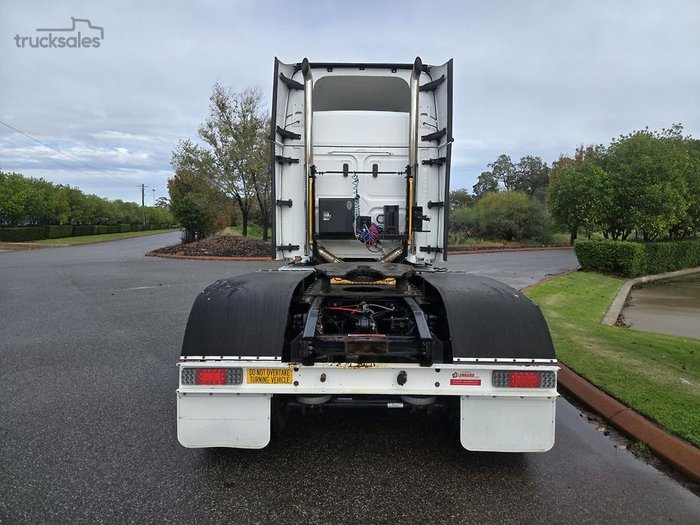 2021 Freightliner Cascadia 126