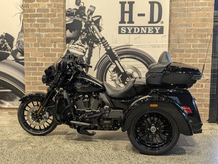 2025 Harley-Davidson Tri Glide Ultra 114 (FLHTCUTG) Trike Black