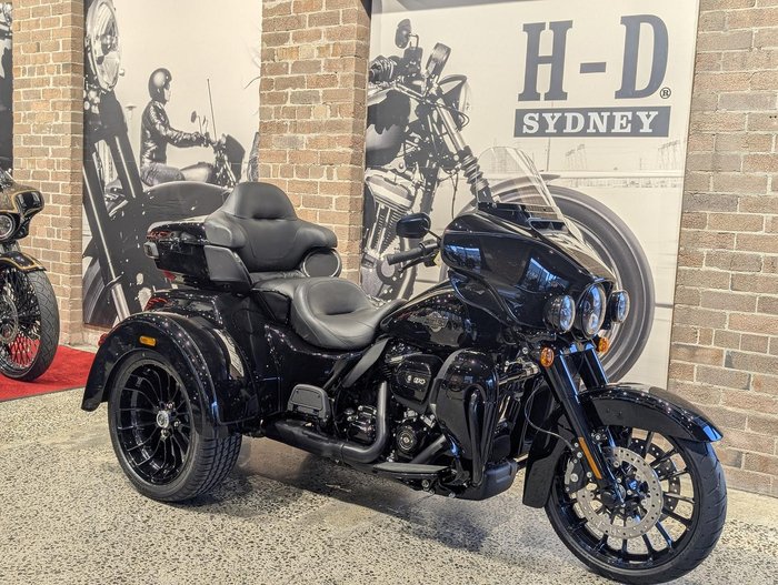 2025 Harley-Davidson Tri Glide Ultra 114 (FLHTCUTG) Trike Black