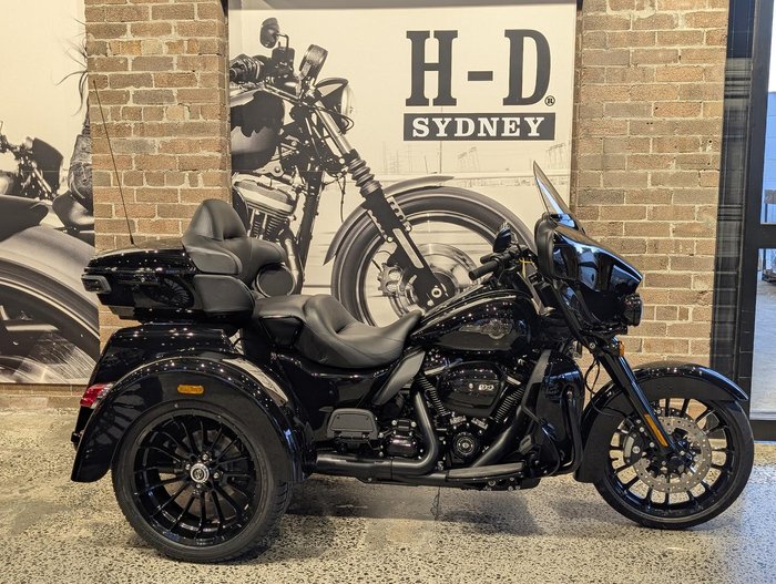 2025 Harley-Davidson Tri Glide Ultra 114 (FLHTCUTG) Trike Black