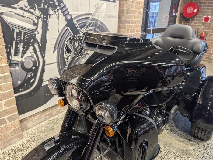 2025 Harley-Davidson Tri Glide Ultra 114 (FLHTCUTG) Trike Black