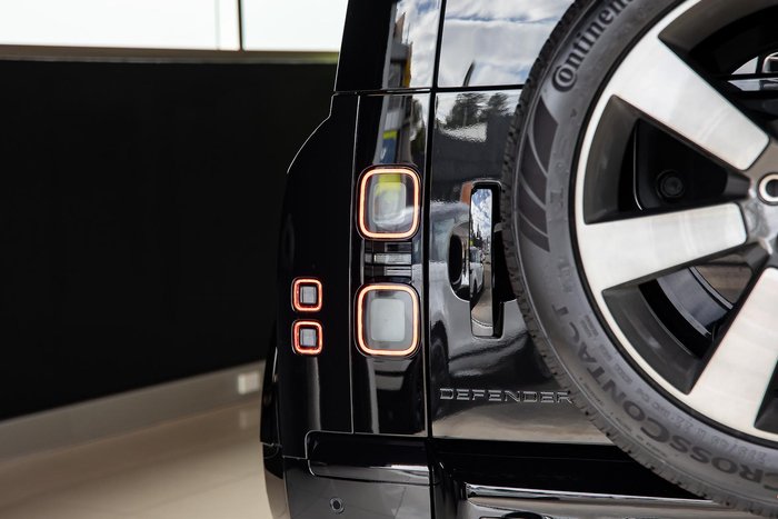 2026 Land Rover Defender 110 P425 X-Dynamic HSE