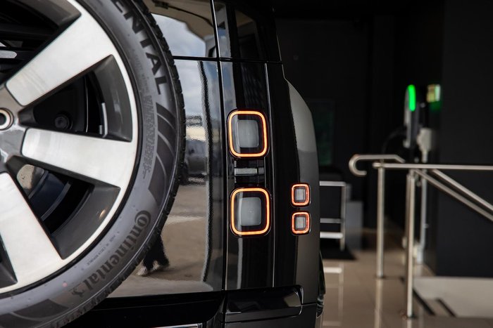2026 Land Rover Defender 110 P425 X-Dynamic HSE