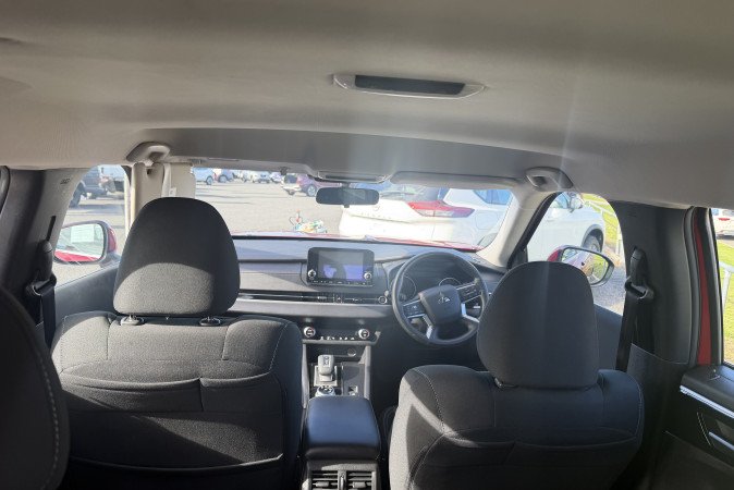 2024 MITSUBISHI OUTLANDER ES 7 SEAT (2WD)
