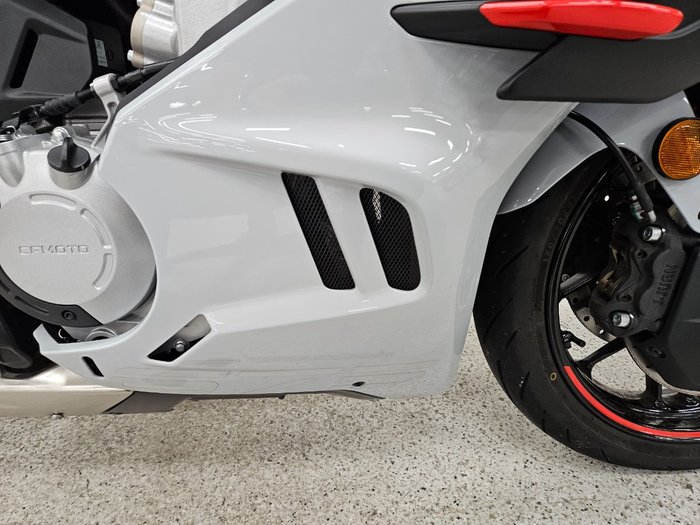 2025 CFMOTO 2025 CF Moto 675CC 675SR-R ABS Road TUNDRA GREY