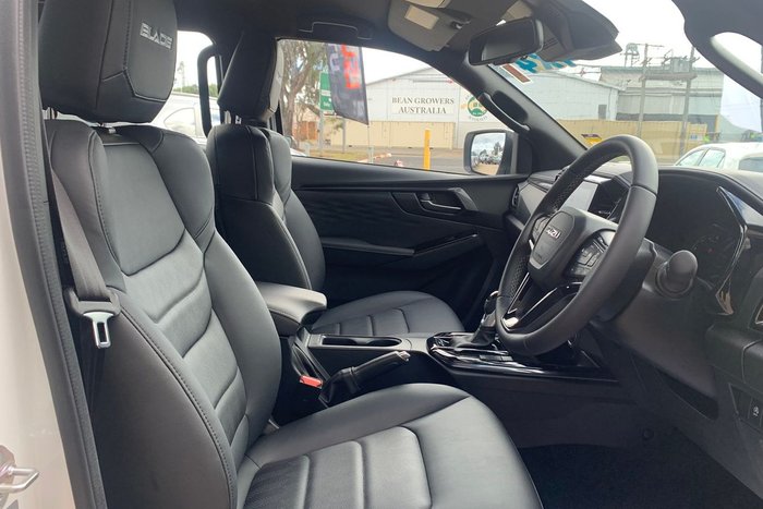 2025 Isuzu D-MAX BLADE