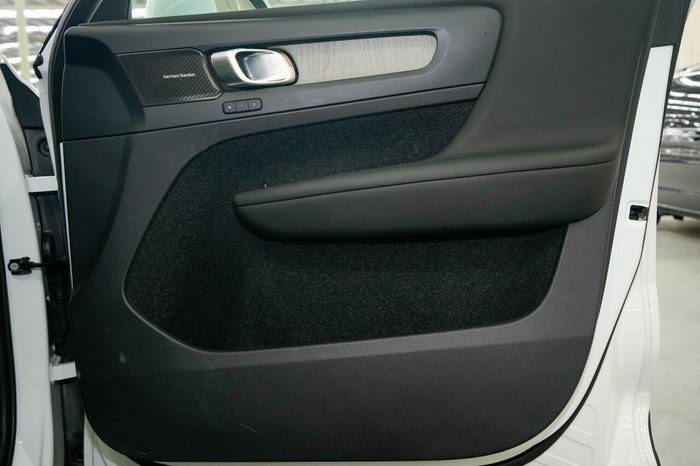 2025 Volvo XC40 Plus B4