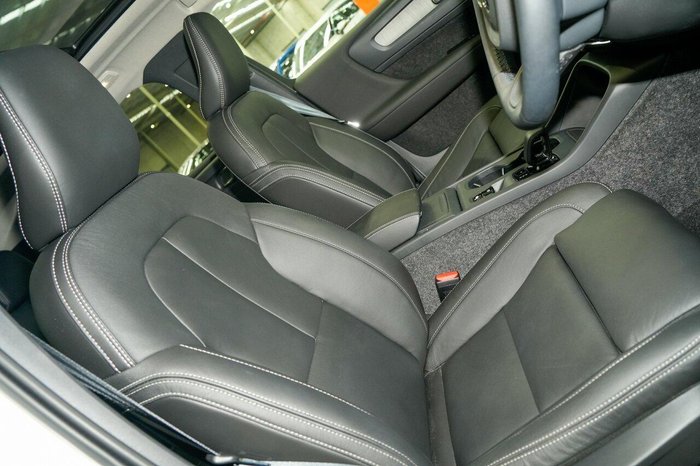 2025 Volvo XC40 Plus B4