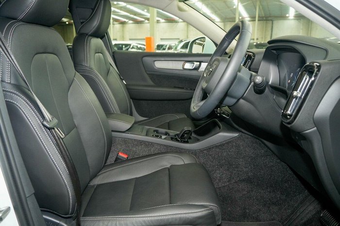 2025 Volvo XC40 Plus B4