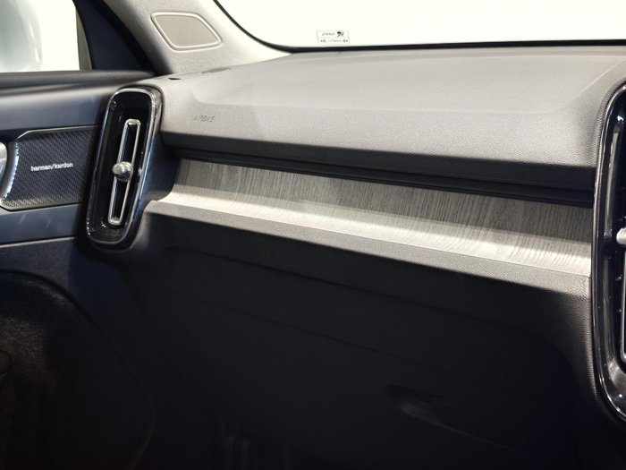 2025 Volvo XC40 Plus B4