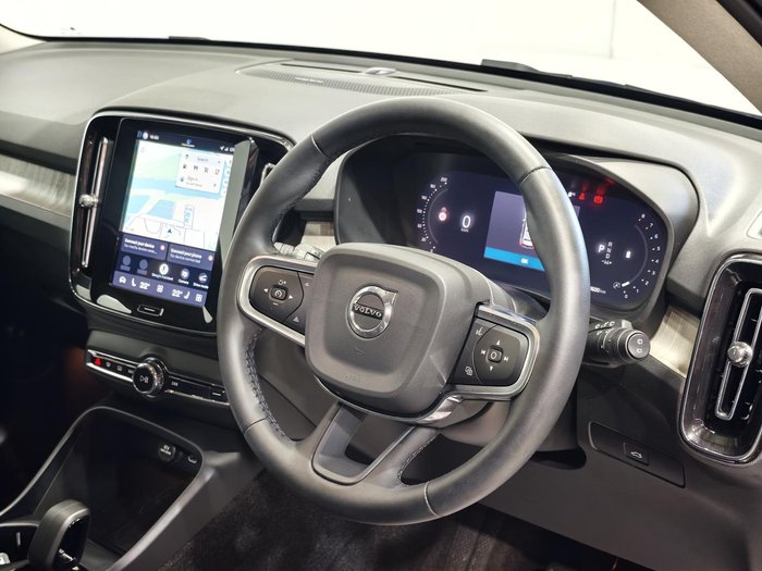 2025 Volvo XC40 Plus B4