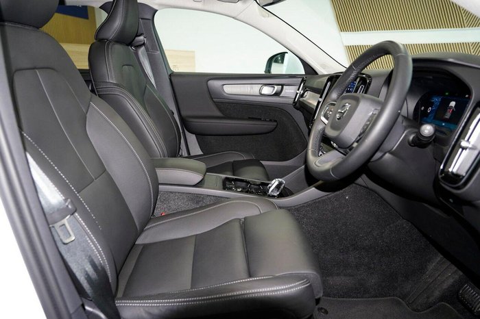 2025 Volvo XC40 Ultra B4 Bright