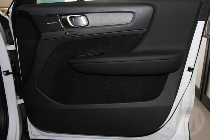 2025 Volvo XC40 Plus B4