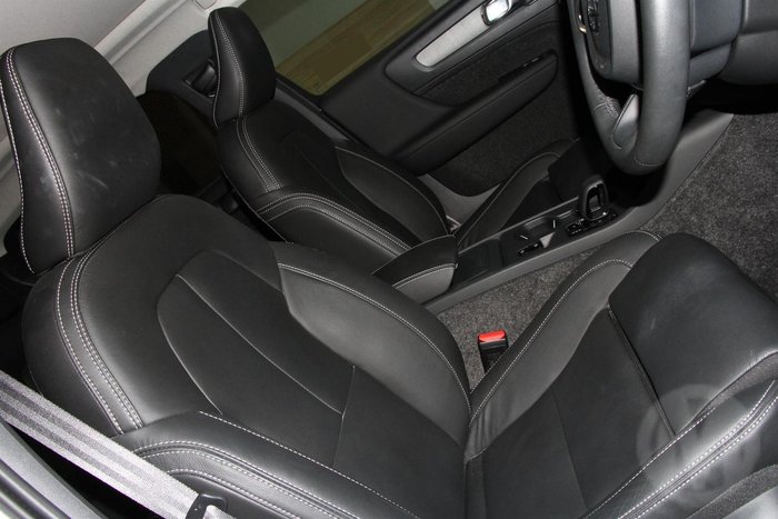 2025 Volvo XC40 Plus B4