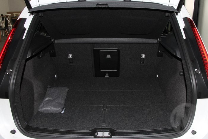 2025 Volvo XC40 Plus B4