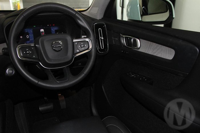 2025 Volvo XC40 Plus B4