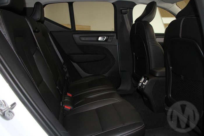 2025 Volvo XC40 Plus B4