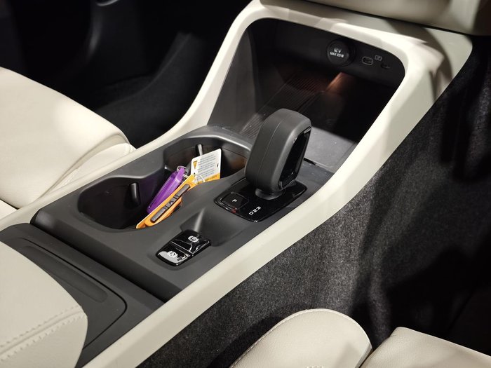 2025 Volvo XC40 Plus B4