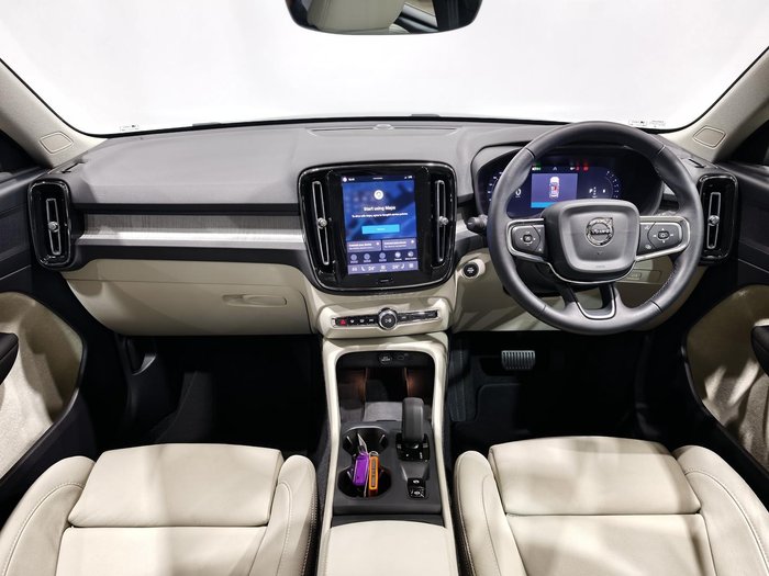 2025 Volvo XC40 Plus B4