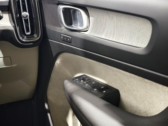 2025 Volvo XC40 Plus B4
