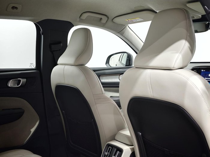 2025 Volvo XC40 Plus B4