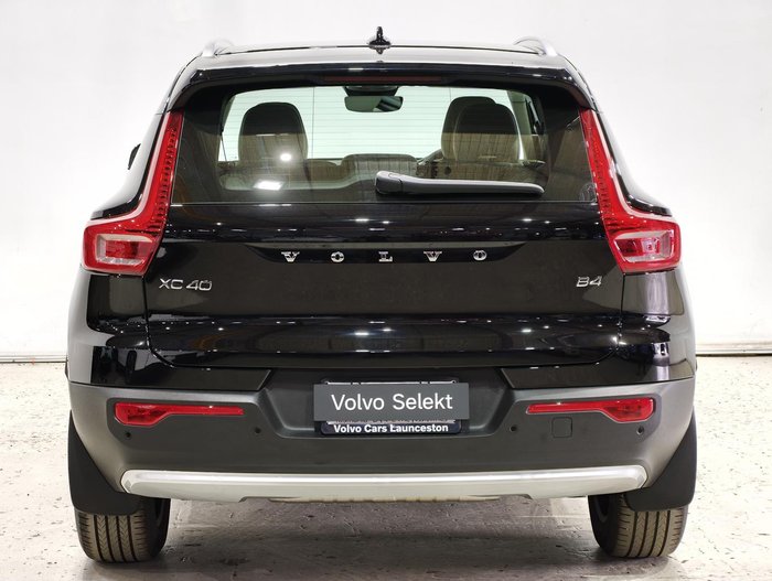 2025 Volvo XC40 Plus B4