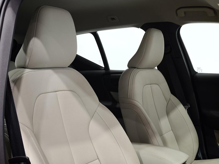 2025 Volvo XC40 Plus B4