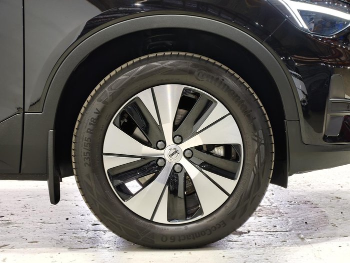 2025 Volvo XC40 Plus B4