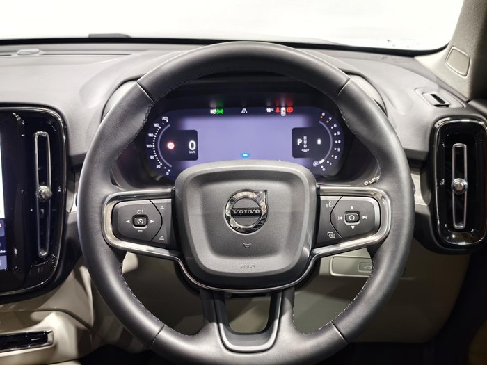 2025 Volvo XC40 Plus B4
