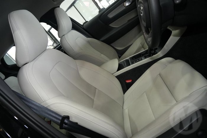 2025 Volvo XC40 Plus B4