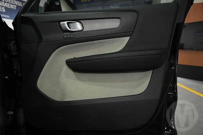 2025 Volvo XC40 Plus B4