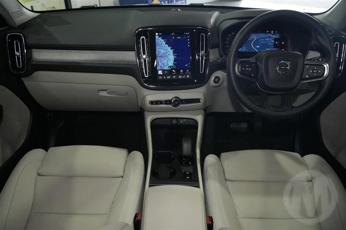 2025 Volvo XC40 Plus B4