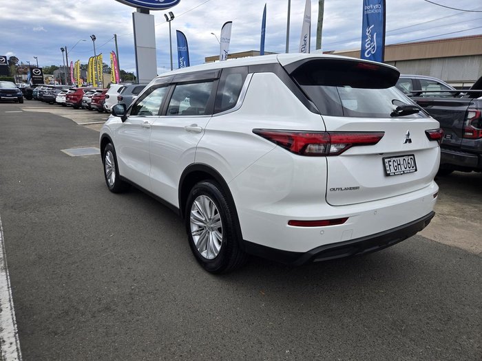 2024 Mitsubishi Outlander ES