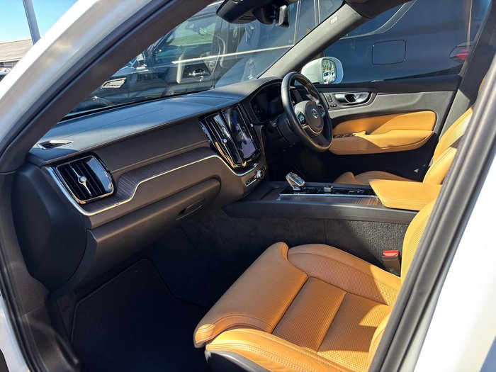 2022 Volvo XC60 B5 Inscription