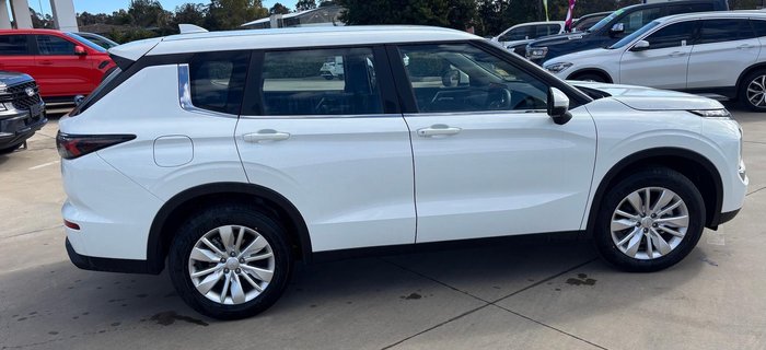 2026 Mitsubishi Outlander ES