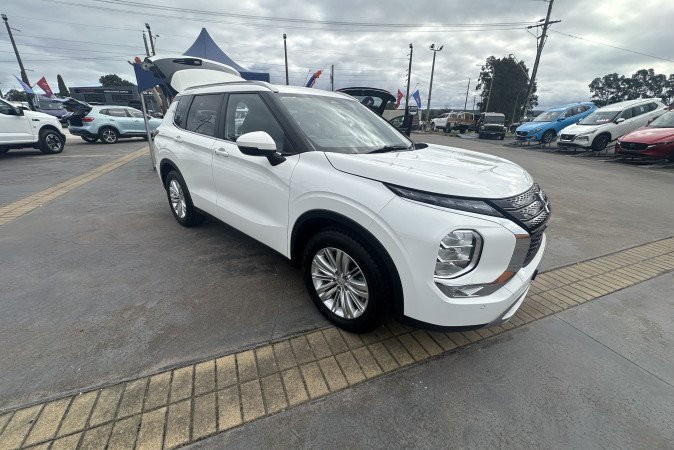 2024 MITSUBISHI OUTLANDER LS 7 SEAT (2WD)