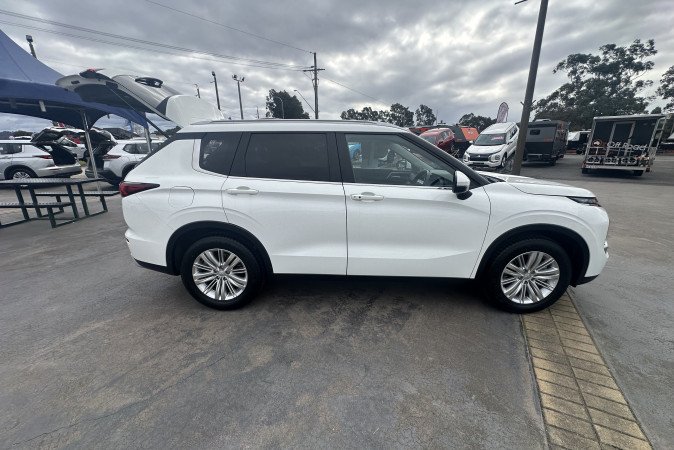 2024 MITSUBISHI OUTLANDER LS 7 SEAT (2WD)