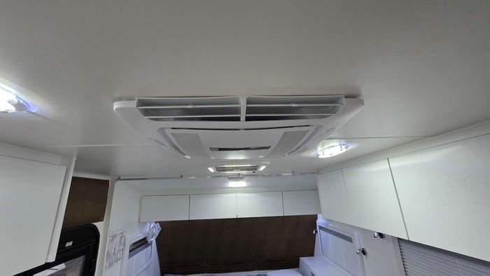 2026 Leader Caravans 1960_C_K1e10b Gold Le Chillax 196'