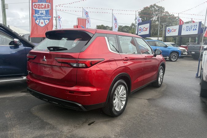 2024 MITSUBISHI OUTLANDER ES 7 SEAT (2WD)