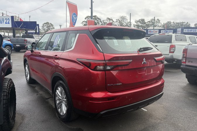 2024 MITSUBISHI OUTLANDER ES 7 SEAT (2WD)