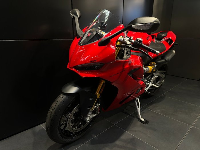 2026 Ducati PANIGALE V2 S RED