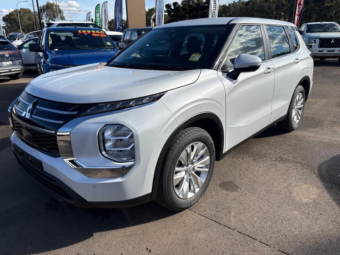 2026 Mitsubishi Outlander ES