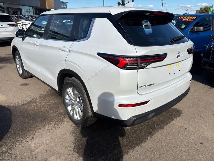 2026 Mitsubishi Outlander ES