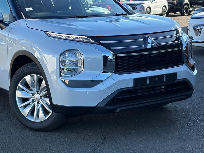 2026 Mitsubishi Outlander ES