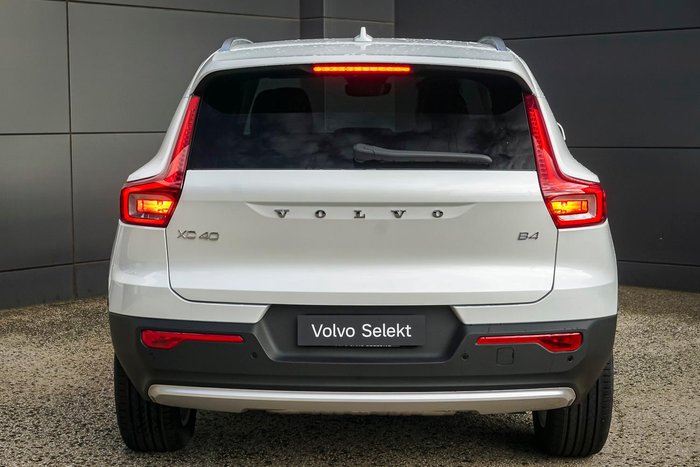 2026 Volvo XC40 Plus B4