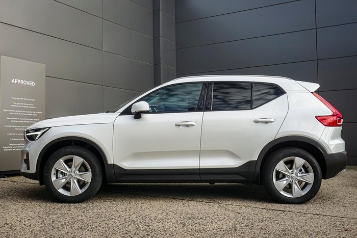 2026 Volvo XC40 Plus B4