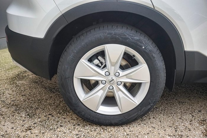 2026 Volvo XC40 Plus B4