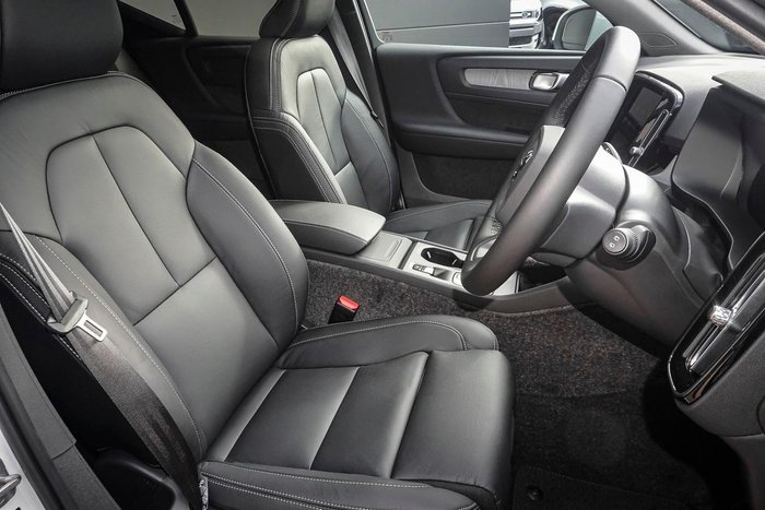 2026 Volvo XC40 Plus B4