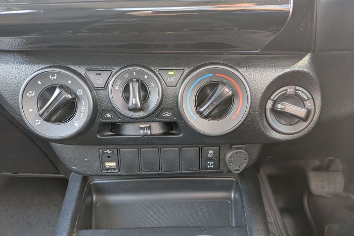 2023 Toyota Hilux SR